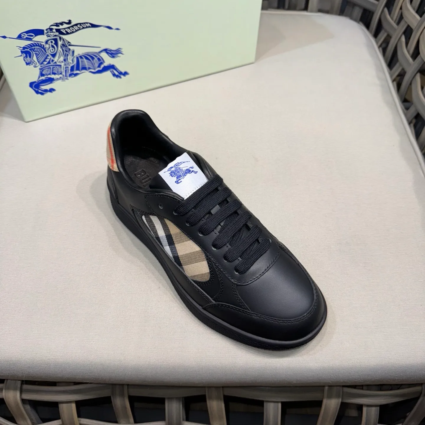 [Burberry] Top P: 680💰Size: 38-44 (45.46 custom-made) Burberry official website synchronized men's classic low-top sneakers | Made of original first-layer cowhide | Decorated with renewed brand logo | First-layer cowhide lining | Heel decorated with Burberry letter embossed logo | Original TPU outsole.